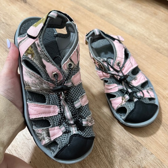 Itasca Shoes - Itasca | Women's Pink Green Camo Closed Toe Sport Bungee Strap Sandals, Size 5